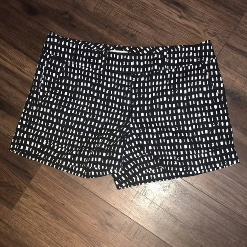 New York & Company Black and White Patterned Women’s Shorts - Picture 2 of 11
